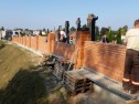 Stavba hřbitovní zdi z lícových cihel CL-O